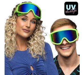 Neonvihreät laskettelutlasit miehellä ja naisella. Laseissa sininen visiiri.