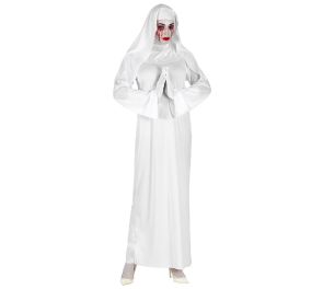 Kokovartalokuva naisesta valkoisessa nunna-asussa valkoisella taustalla. Hänellä on valkoinen kaapu, päähine ja käsineet, kämmenet yhdessä rukousasennossa sekä kasvoillaan verta valuttava halloween-meikki.