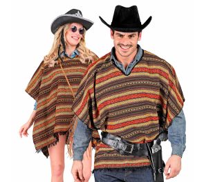Kirjava poncho miehellä ja naisella päällä
