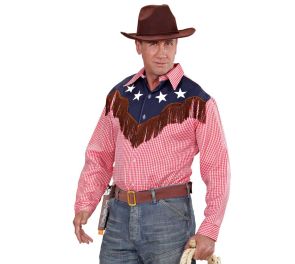 Puolivartalokuva miehestä cowboy-asussa valkoisella taustalla. Hänellä on yllään ruskea hattu, punavalkorudullinen paita hapsuilla ja tähdillä, farkut, vyö koteloineen sekä kädessään lasso.