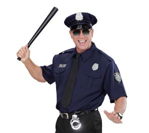Tuotekuva miehestä poliisin naamiaisasussa valkoisella taustalla. Asuun kuuluu tummansininen univormupaita virkamerkeillä, solmio, mustat housut ja poliisilakki. Mies pitelee hymyillen mustaa patukkaa oikeassa kädessään, ja hänen vyöllään riippuvat metall