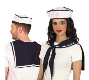 Miehellä ja naisella yllä seilorihattu kultaisella ankkurilla ja laivastonsininen hartiahuivi.