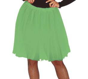 Vaaleanvihreä tyllihame verkkosukkahousuisella naisella