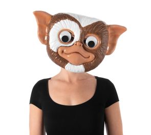 Riiviöt-elokuvien Gizmo-naamari naisella päällä.