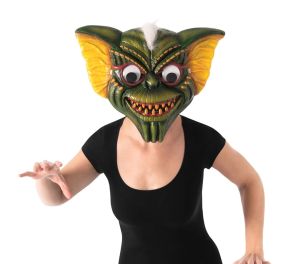 Gremlins-elokuvan Stripe-otuksen naamari naisella päässä
