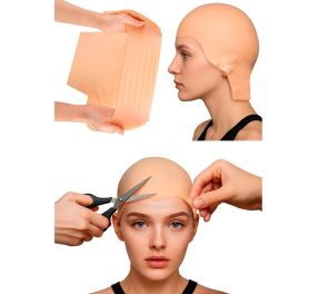 Kuvakollaasi, joka näyttää kolmessa vaiheessa, kuinka joustava ja ihonvärinen tekokalju asetetaan ja muotoillaan. Ylhäällä vasemmalla kädet venyttävät lateksimateriaalia osoittaen sen joustavuuden. Ylhäällä oikealla kalju on vedetty mallin päähän peittäen