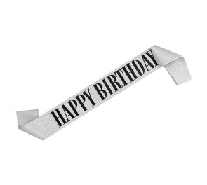 Hopeisella glitterillä päällystetty olkanauha, missä lukee mustalla tekstillä "Happy birthday"