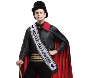 Olkanauha vampyyripukuisella miehellä päällä