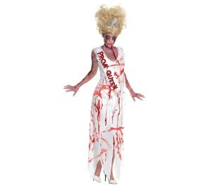Zombie-prom queen -asuun pukeutunut nainen verisessä valkoisessa mekossa, tiarassa ja "PROM QUEEN" -olkanauhassa.
