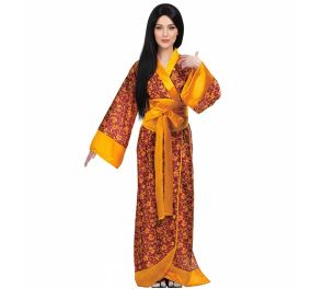 Kuvassa on nainen pukeutuneena täyspitkään Kyoto-kimonoon valkoisella taustalla. Kimono on viininpunainen ja siinä on tiheä kullanvärinen kukkakuviointi. Kimonon kaulus, hihansuut ja helma ovat leveästi kullanväriset. Vyötäröllä on suuri kullanvärinen rus