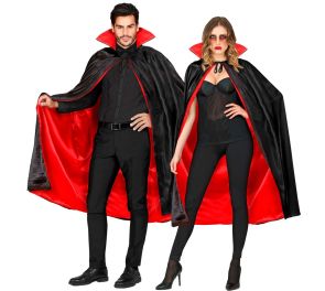 Punamusta viitta miehellä ja naisella harteillaan. Naisella vampyyrimaskeeraus.