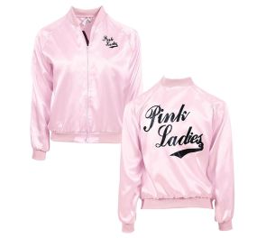 Tuotekuva vaaleanpunaisesta satiinisesta bomber-takista edestä ja takaa kuvattuna valkoisella taustalla. Takin rinnassa ja selässä on mustalla kaunokirjoituksella teksti "Pink Ladies".