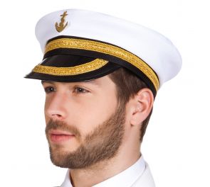 Valkoinen merikapteenin hattu mustalla lipalla