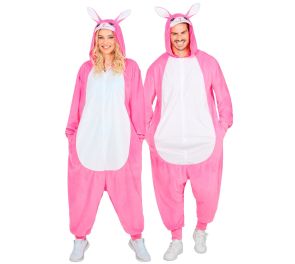 Kuvissa esitellään rento, pehmeästä fleecemateriaalista valmistettu vaaleanpunainen kokovartalohaalari, joka on malliltaan unisex. Haalarissa on suuri valkoinen vatsaosa ja edessä huomaamaton vetoketjukiinnitys. Asun huppuun on ommeltu pitkät vaaleanpunai