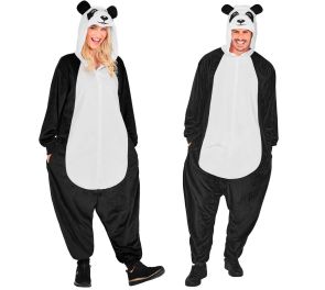 Kuvassa poseeraa kaksi henkilöä rinnakkain pukeutuneina kigurumi-tyylisiin Panda onesie -haalareihin valkoisella taustalla. Haalari on valmistettu mustasta, samettisen pehmeästä kankaasta, ja siinä on suuri, soikea valkoinen paneeli vatsan kohdalla. Huppu