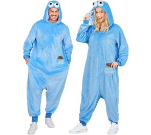 Vaaleansininen haalari miehellä ja naisella päällä. Haalarin hupussa isot silmät, ja haalarin taskussa on ruskea rekvisiittakeksi.