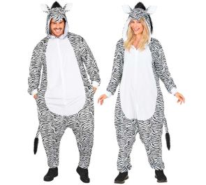 Kuvassa on kaksi henkilöä pukeutuneena mustavalkoiseen, kigurumi-tyyliseen seepra-haalariin. Haalarissa on kauttaaltaan vaakasuuntainen seeprakuvio ja suuri, selkeä valkoinen paneeli vatsan kohdalla. Hupussa on pystykorvat ja lyhyt, pörröinen musta harja.