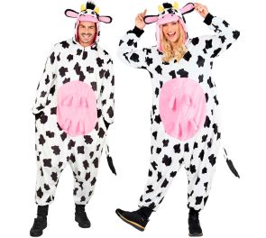 Kuvassa kaksi henkilöä esittelee mustavalkoisia lehmä-onesieita valkoisella taustalla. Haalari on pehmeää kangasta, jossa on suuri vaaleanpunainen vatsapaneeli ja neljä pientä utaretta. Huppuun on ommeltu lehmän kasvot, vaaleanpunainen turpa, korvat ja pi