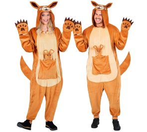 Kuvassa kaksi aikuista poseeraa kullanruskeissa, kigurumi-tyylisissä kenguru-haalareissa. Haalarissa on vaaleanbeige vatsapaneeli, jonka päällä on suuri tasku eli vatsapussi. Pussista kurkistaa pieni, pehmeä kengurunpoikanen. Hupussa on kengurun kasvot ja