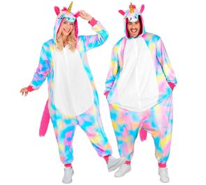 Kuvassa poseeraa kaksi henkilöä rinnakkain värikkäissä, kigurumi-tyylisissä Unicorn onesie -haalareissa valkoisella taustalla. Haalari on pehmeää fleecekangasta, ja siinä on pastellisävyinen, liukuva väritys, joka sisältää vaaleanpunaista, sinistä ja kelt