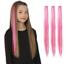Pinkki hiustenpidennys tytön hiuksissa, sekä 3 kpl pelkkiä pinkkejä lisäkkeitä