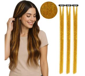 Kultaiset, glitter-hiuslisäkkeet naisella hiuksissaan. Kolme lisäkettä irrallaan kuvassa, ja lähikuva kuidusta.