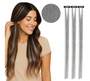 Hopeiset, glitter-hiuslisäkkeet naisella hiuksissaan. Kolme lisäkettä irrallaan kuvassa, ja lähikuva kuidusta.