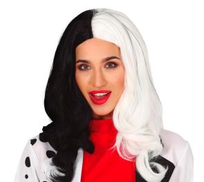 Pitkä peruukki, jossa toinen puoli musta ja toinen valkoinen, naisella päässä