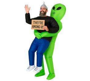 Ilmatäytteinen naamiaisasu, joka näyttää kuin vihreä avaruusolio kantaisi miestä