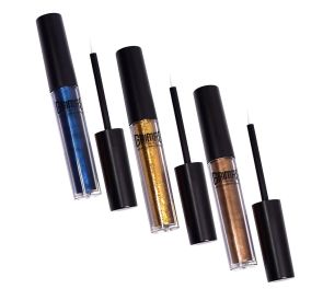 Tuotekuva, jossa on kolme kirkasta 3 ml:n säiliötä asetettuna vinosti valkoiselle taustalle. Kunkin säiliön vieressä on avattu korkki, jossa on pitkä, ohut ja teräväkärkinen applikaattorisivellin. Ensimmäinen säiliö vasemmalta sisältää kimaltavaa metallin