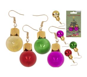 Eri värisiä joulupallo-korvakoruja ja niiden pakkaus