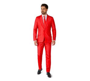 Punainen puku sopii sekä miehille että naisille