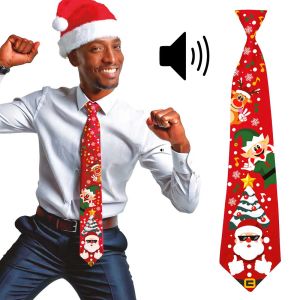 Jouluteemainen solmio, joka soittaa musiikkia. Solmio miehellä kaulallaan, ja miehellä päässä tonttulakki.